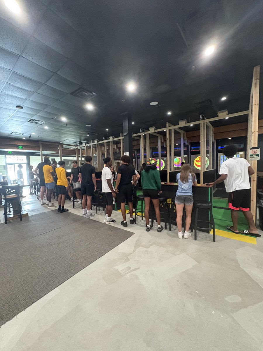 CMUWBBall's tweet image. We had a great evening Axe Throwing with @CMUMensBBall !
#FireUpChips🔥⬆️🏀 | #WeAre1