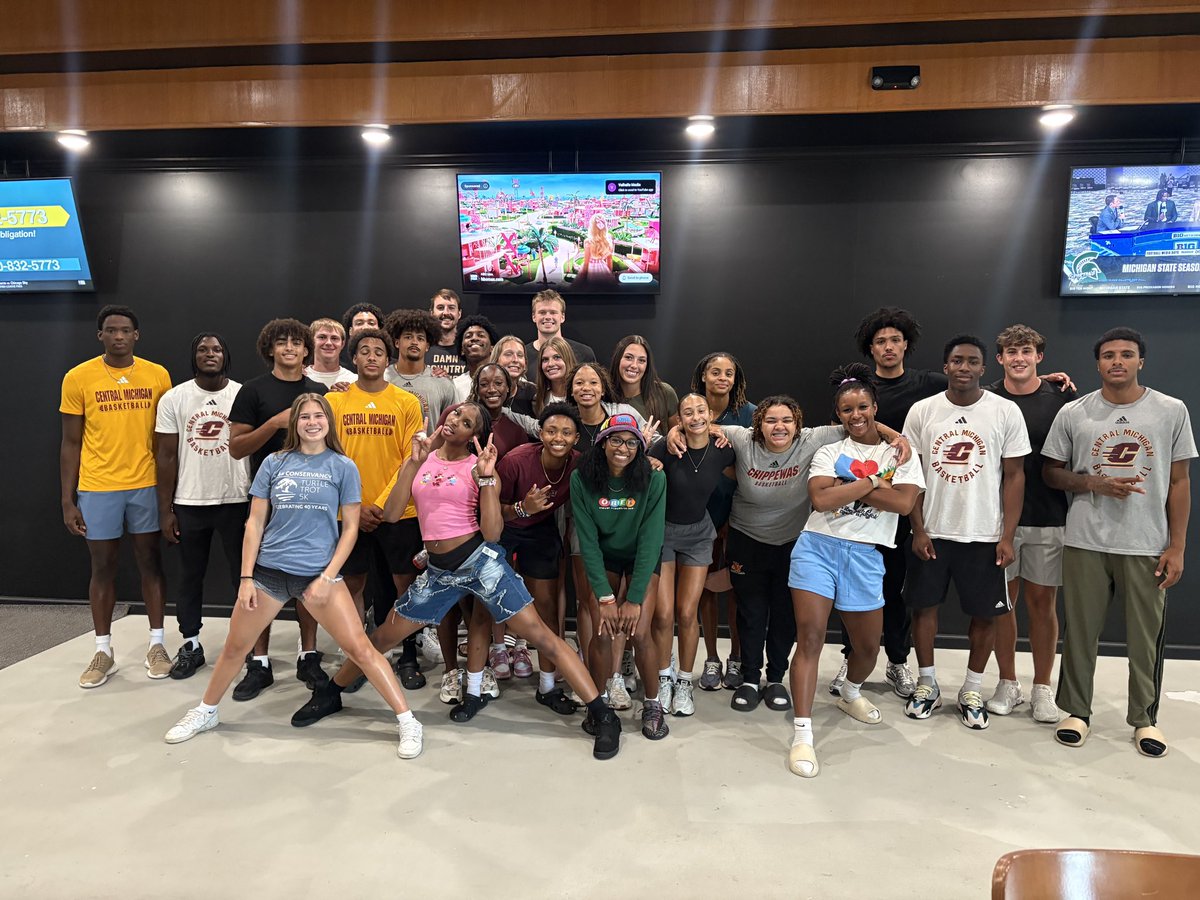 CMUWBBall's tweet image. We had a great evening Axe Throwing with @CMUMensBBall !
#FireUpChips🔥⬆️🏀 | #WeAre1