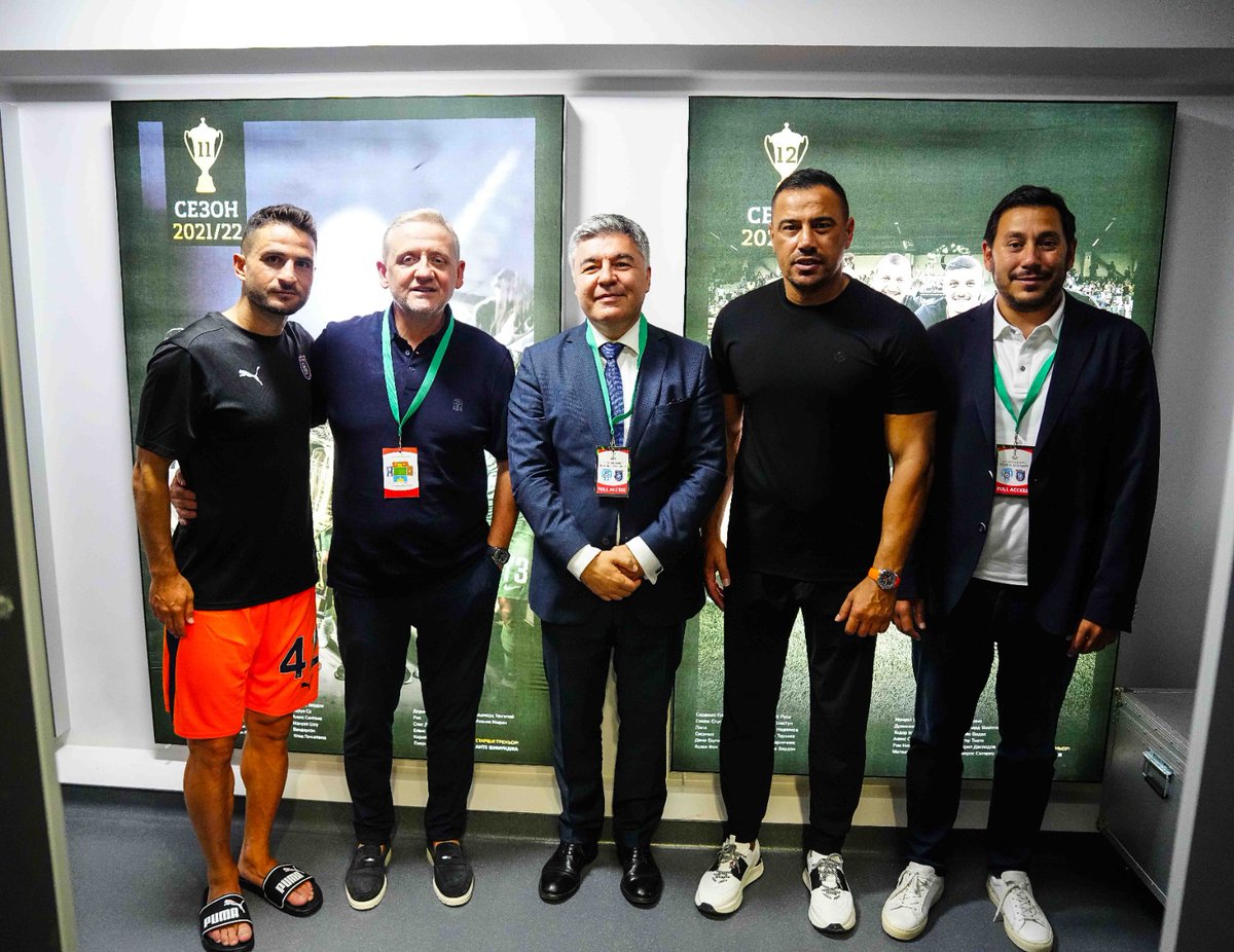 📸 UEFA Konferans Ligi İkinci Eleme Turu ilk maçında Cherno More'ye karşı almış olduğumuz galibiyet sonrasında Başkanımız Göksel Gümüşdağ, Eski Asbaşkanımız Mustafa Eröğüt, Teknik Direktörümüz Çağdaş Atan ve galibiyet golümüzü kaydeden kaptanımız Ömer Ali Şahiner; Burgaz