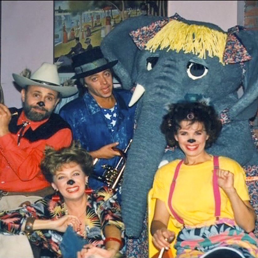 We are saddened to hear about the passing of Chuck Mangione. We had such a fun time with him when he guest starred as Little Boy Blue on The Elephant Show. Our condolences to his friends and family.

#chuckmangione #feelssogood #elephantshow #skinnamarink