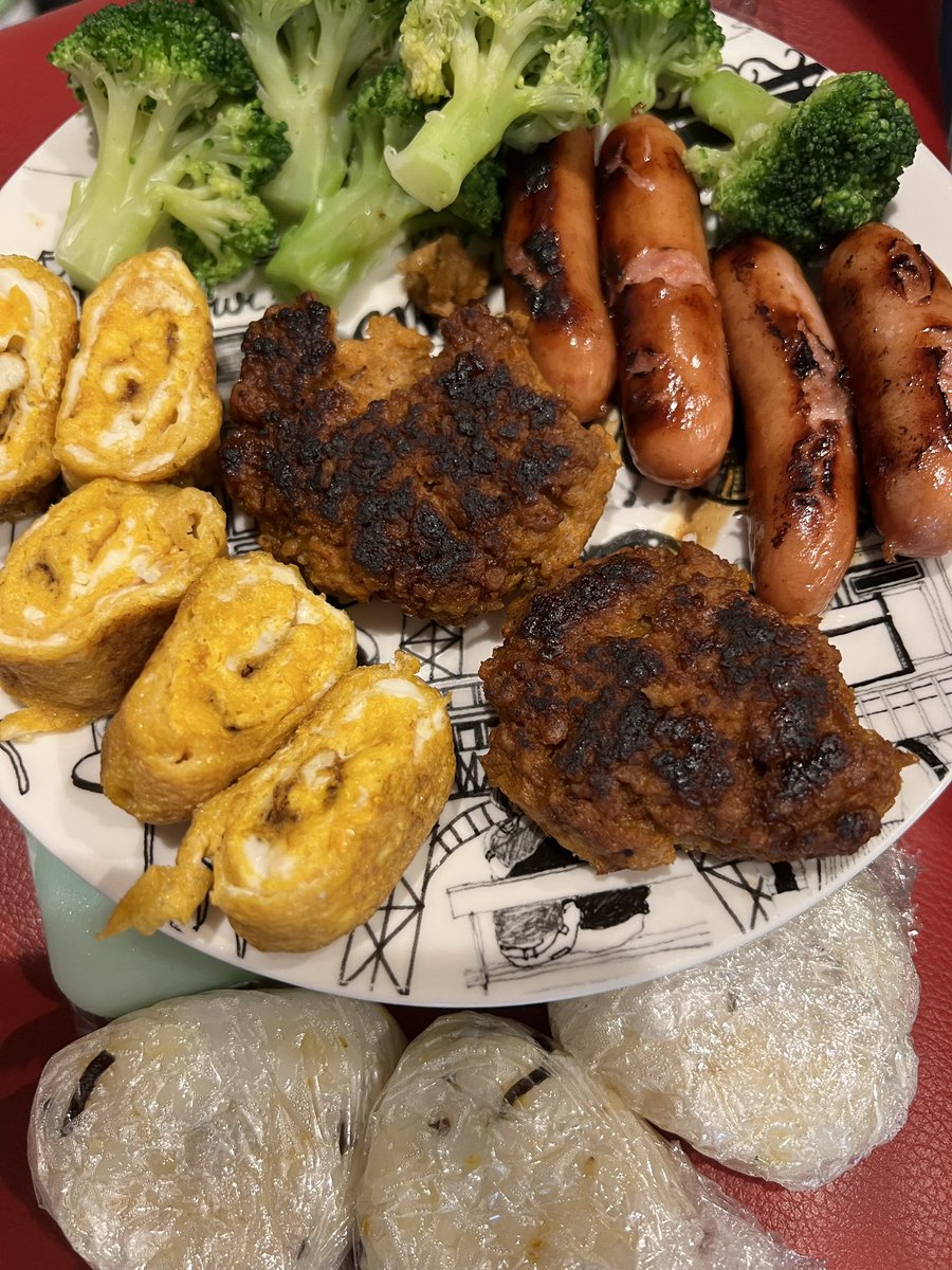 NEEKO21's tweet image. 夏休み始まって気づけば1週間、
記憶ないくらい忙しいぞ😇あれ
じゅち弁当!
ハンバーグはソースの味付き!弁当箱にソースいらず!
今日も仕事がんばりましょい