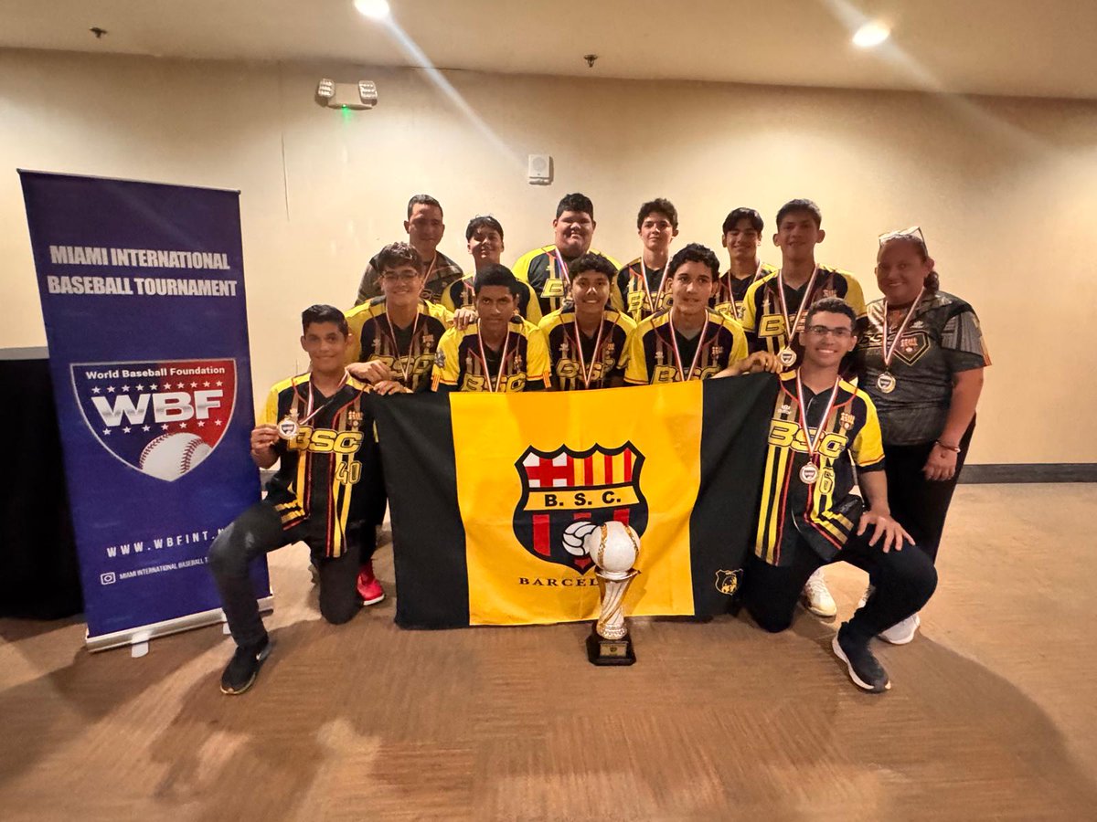 pochoharbEC's tweet photo. El Equipo de Baseball BARCELONA ORIENTE División U18 quedó campeón (invicto) del Miami Internacional Baseball Tournament organizado por el World Baseball Foundation. El Sr. Alejandro Antonio Díaz, Director del Word Baseball Foundation, estuvo presente en la premiación del equipo en el salón del Hotel Holiday Inn en la ciudad de Miami, Florida.
