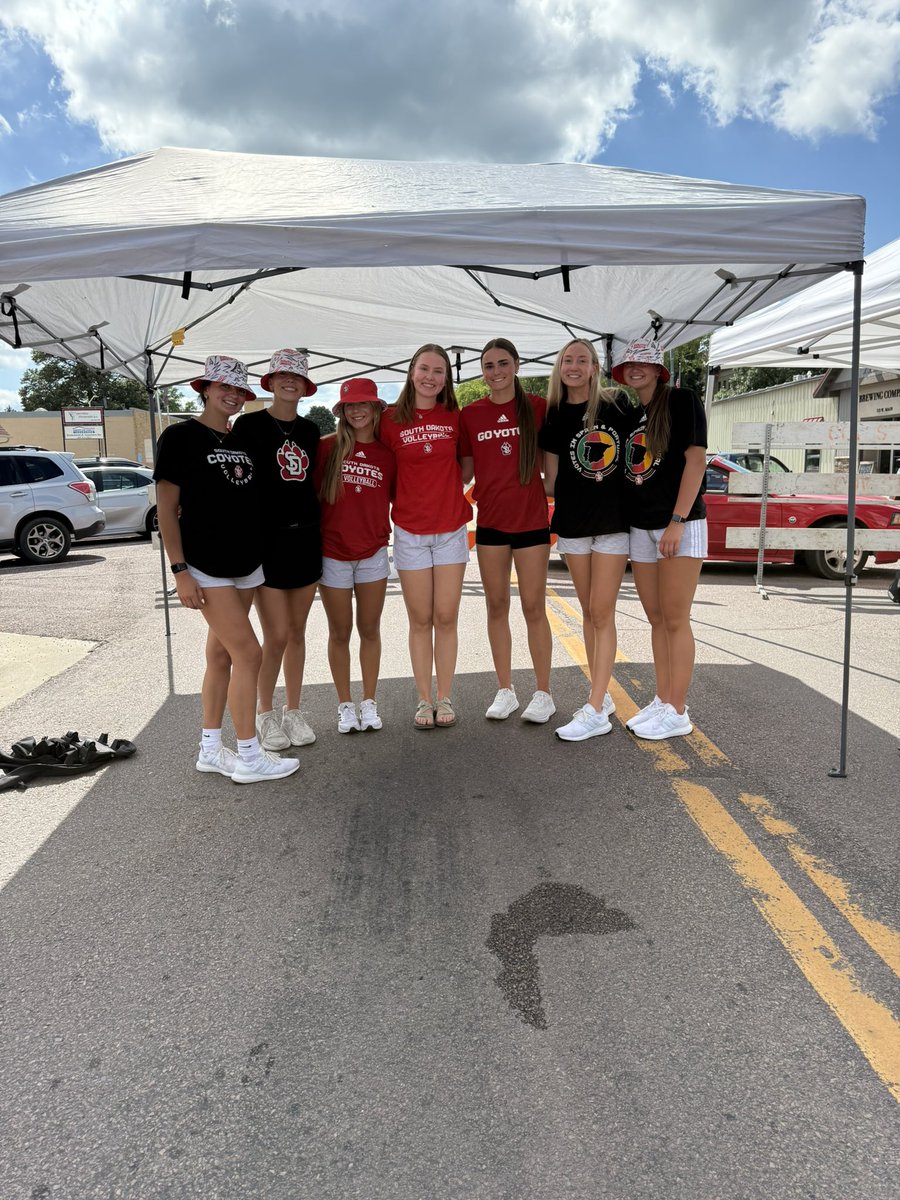 SDCoyotesVB's tweet image. Come hang out with us downtown at Thursday On The Platz until 8 PM!
#GoYotes x #WeAreSouthDakota