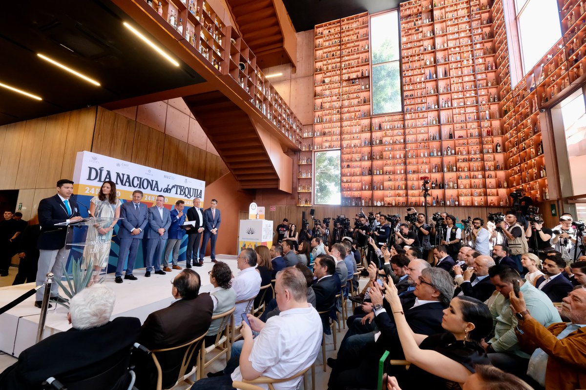 PabloLemusN's tweet image. Fue un placer acudir a la conmemoración del Día Nacional del Tequila en las instalaciones de Tequila Lab, donde se rompió el Récord Guinness Mundial impuesto en 2019, con 3 mil 199 botellas de tequila exhibidas en un mismo sitio.
Gracias a los productores y empresas que ponen…