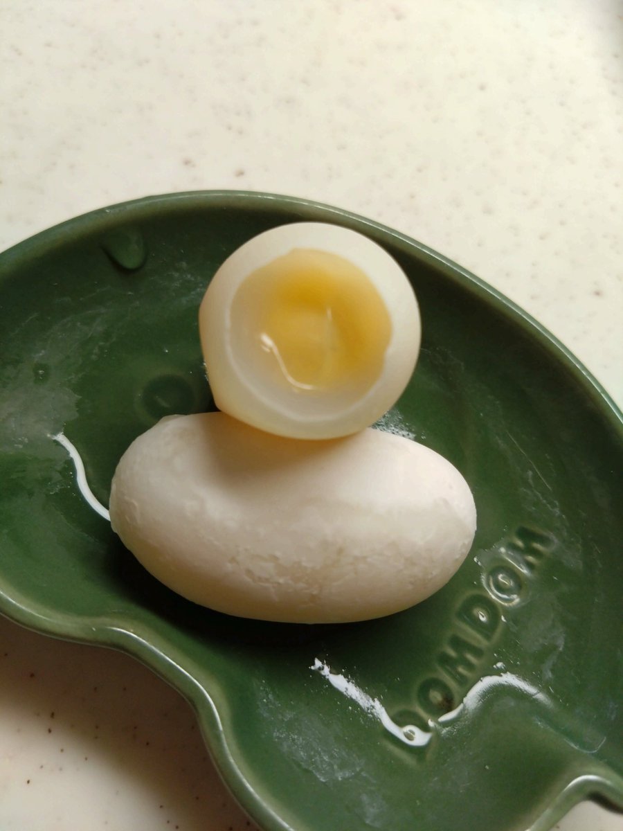testudo216's tweet image. #アカミミガメ
前からやってみたかった亀卵の試食
いくら加熱しても白身は固まらず温泉卵のよう
黄身は「臭くて油っぽくとても食べられない」とも聞いてたが、特に嫌な感じはなく、少しザラついた、まるで一度裏ごしして固めた様な食感
鶏卵より濃厚でウズラやアヒルに近い、普通に食べられる