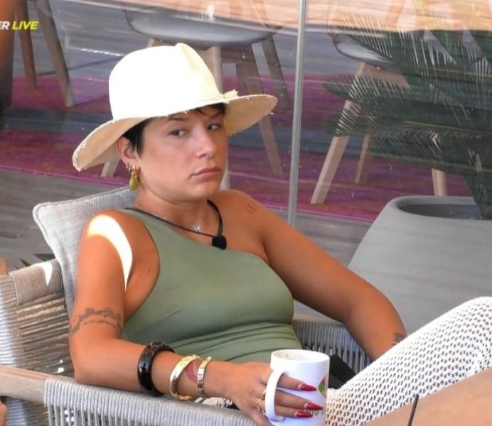 #BigBrotherGR 

Νίκος: - Είμαι πολύ κοινωνικός. 

Τουίτερ: