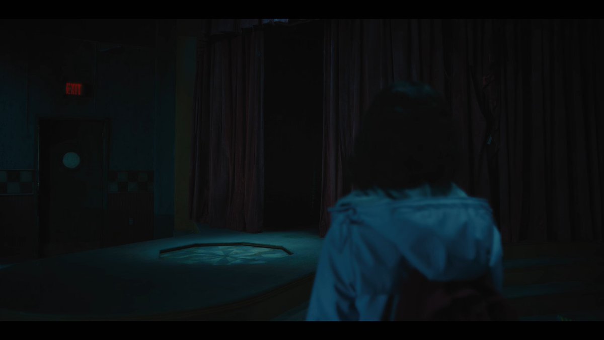 Winelkrows's tweet image. Pelo visto a sala da Music Box ta embaixo desse palco da Pizzaria dos Toys. Puppet subiria pela comporta e faria os shows ai.