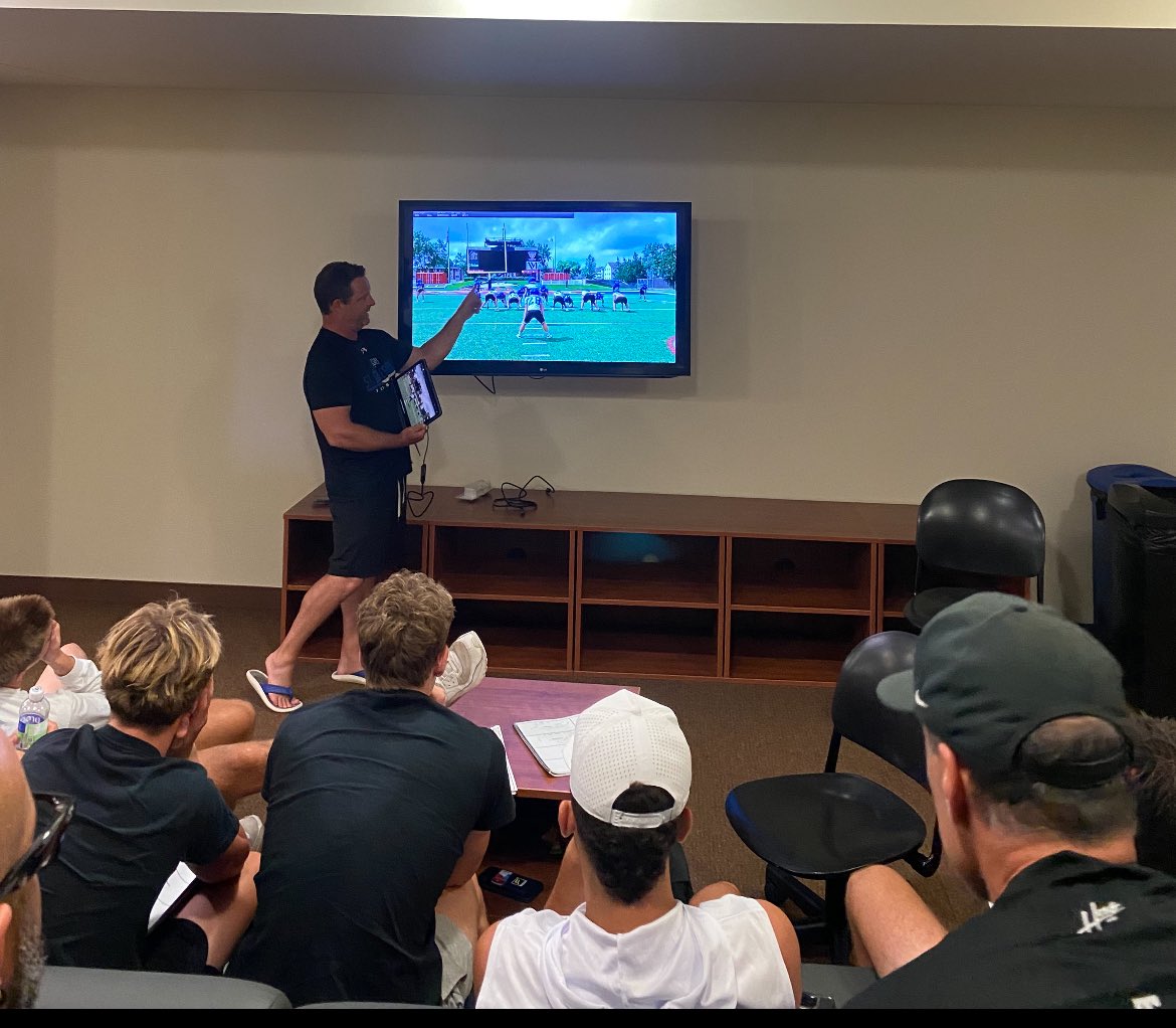 SCNFBOFFICIAL's tweet image. After a great but 🥵 hot am practice the stars hits the film rooms ! Great accommodations @NIU_Football . Offense by position Wrecking Crew as a family first then by position! One more practice in the AM but first its the Night of the North Stars ! @scn4th_Phase @SCNFBplayers