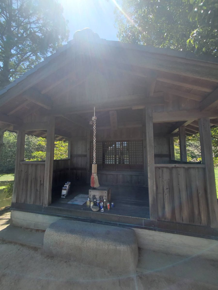 k_tamago_power's tweet image. 【須濱神社(洲濱神社)】
元和3年(1617)林田藩祖・建部政長が干害対策として水路とともに築いた西池(鴨池)は、林田八景の一つなんだそうで⛩️✨その際に須濱形の小島を築き「市杵島姫神(いちきしまひめのかみ)」を祀ったといわれるのだそう😊