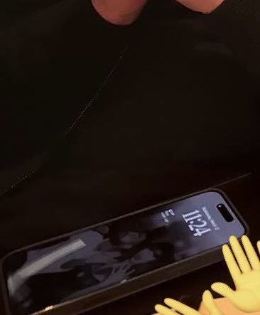guisw1ft's tweet image. O PAPEL DE PAREDEEE ELA MOSTRANDO O ANEL DE NOIVADO CRLH 🔥