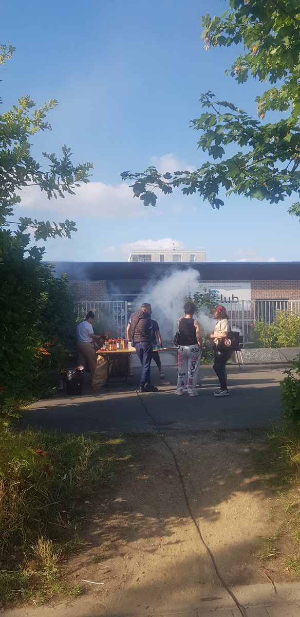 bcharleslille's tweet image. Manifestement les activités proposées en cette fin d'après-midi sur le parvis de l'école Wagner ont suscité l'intérêt des petits et grands. Merci à ceux qui se sont impliqués dans le cadre de Nos Quartiers d'été ici animés par le Centre social et culturel de l'Arbrisseau.