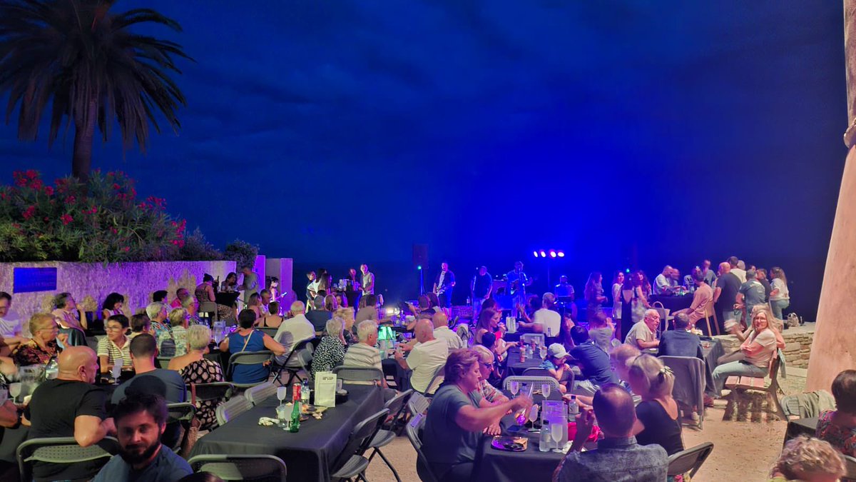 🔥 Quelle soirée ce soir aux Apéros de la Tour ! 🔥
Du monde, une ambiance de folie et de la bonne musique… On en redemande ! 

On vous dit à très vite pour la prochaine ? 😎🍷
Attention c’est la dernière de l’été Jeudi prochain ‼️

 #BonneAmbiance #MerciLesBénévoles