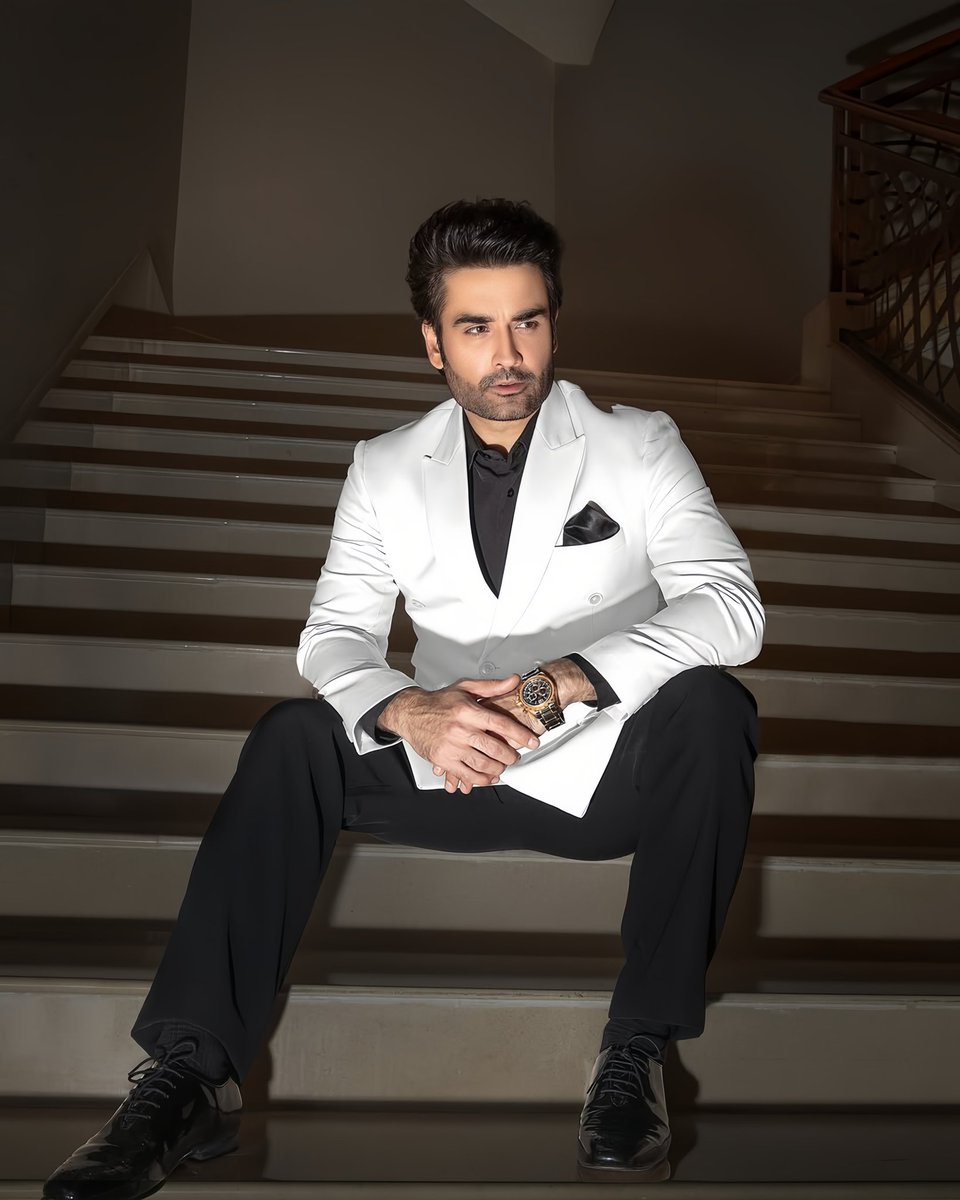 One face, a thousand stories — effortless brilliance. #VivianDsena

#VDians