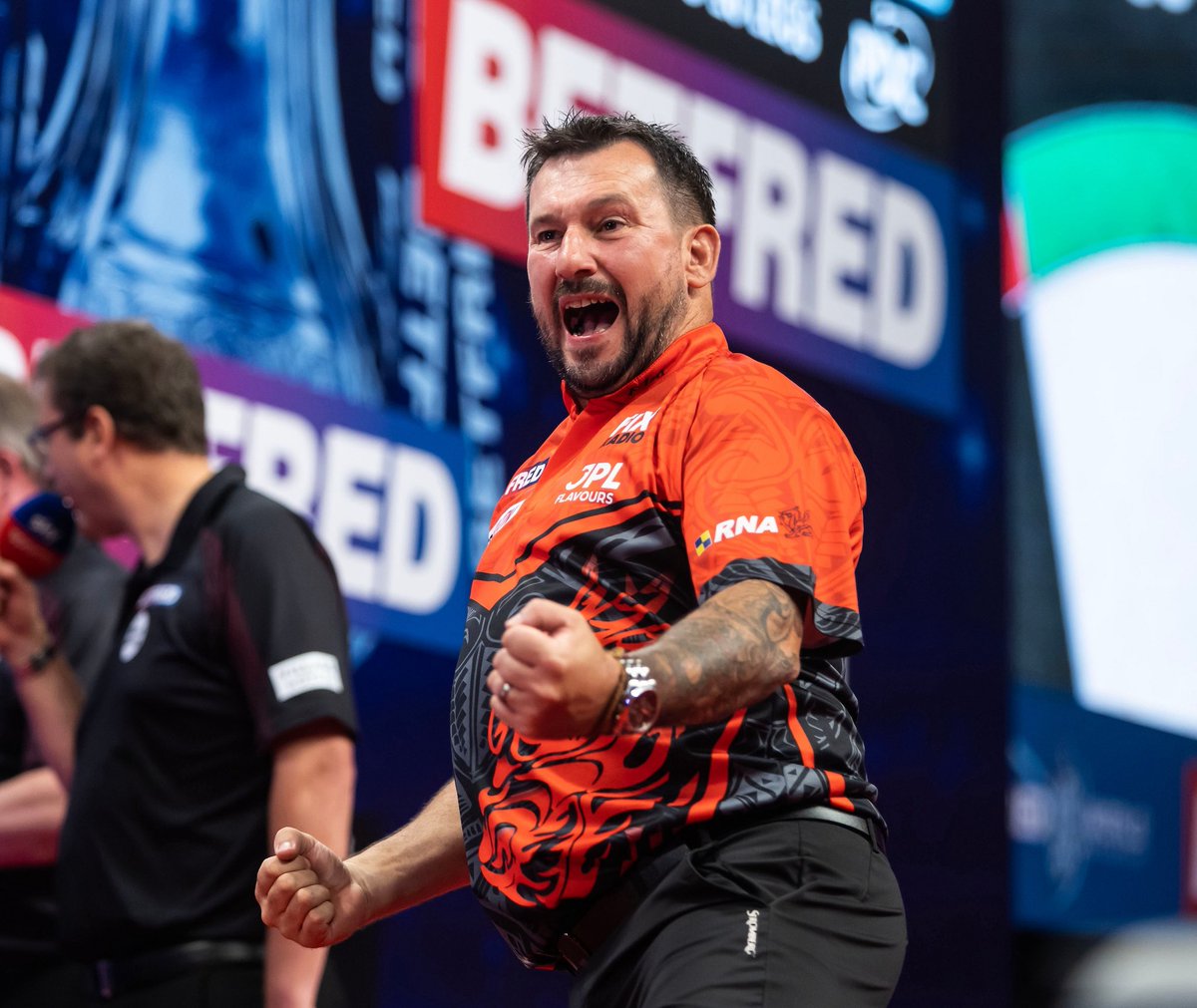 𝐖𝐨𝐫𝐥𝐝 𝐌𝐚𝐭𝐜𝐡𝐩𝐥𝐚𝐲: 𝐐𝐅 𝐑𝐞𝐬𝐮𝐥𝐭

A clinical performance from Jonny Clayton sees him outclass Bunting 16-7 to make the Semis! 

A much improved performance from the other night - 98.1 average, five 180s, thirty 140s &amp; 50% on the doubles. 🔥 

Uppa Ferret! 💪🏼