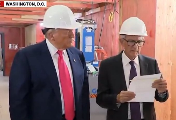 Runitup858's tweet image. Me on Monday morning explaining to my team how Friday’s FOMC candle was a manipulation move.
📊📄🧢