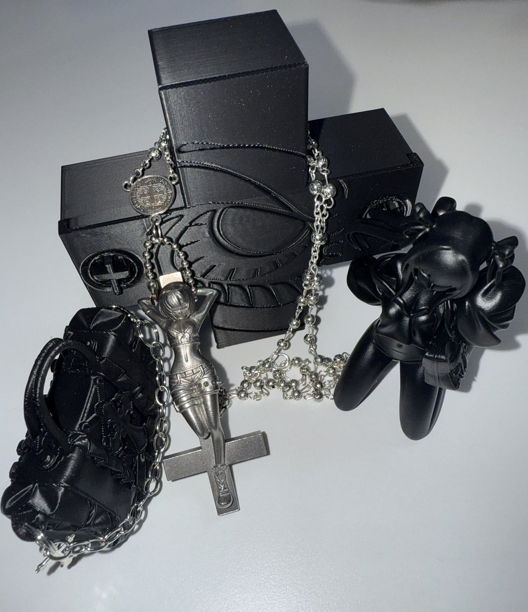 lilb00tyvert's tweet image. I bought some accesories for me and my friend... it's cuter than i thought!!!