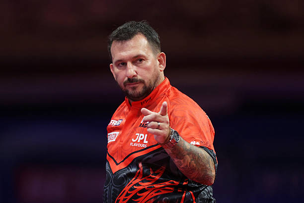 talkSPORT2's tweet image. π¨ Clayton wins!
Jonny Clayton is into the PDC World Matchplay Semi-Finals after beating Stephen Bunting 16-7!
#DartsontheRadio returns tomorrow evening from 8pm on talkSPORT 2 and the talkSPORT Darts YouTube Channel!
Tomorrow's Line Up:
QF) Luke Littler vs Andrewβ¦