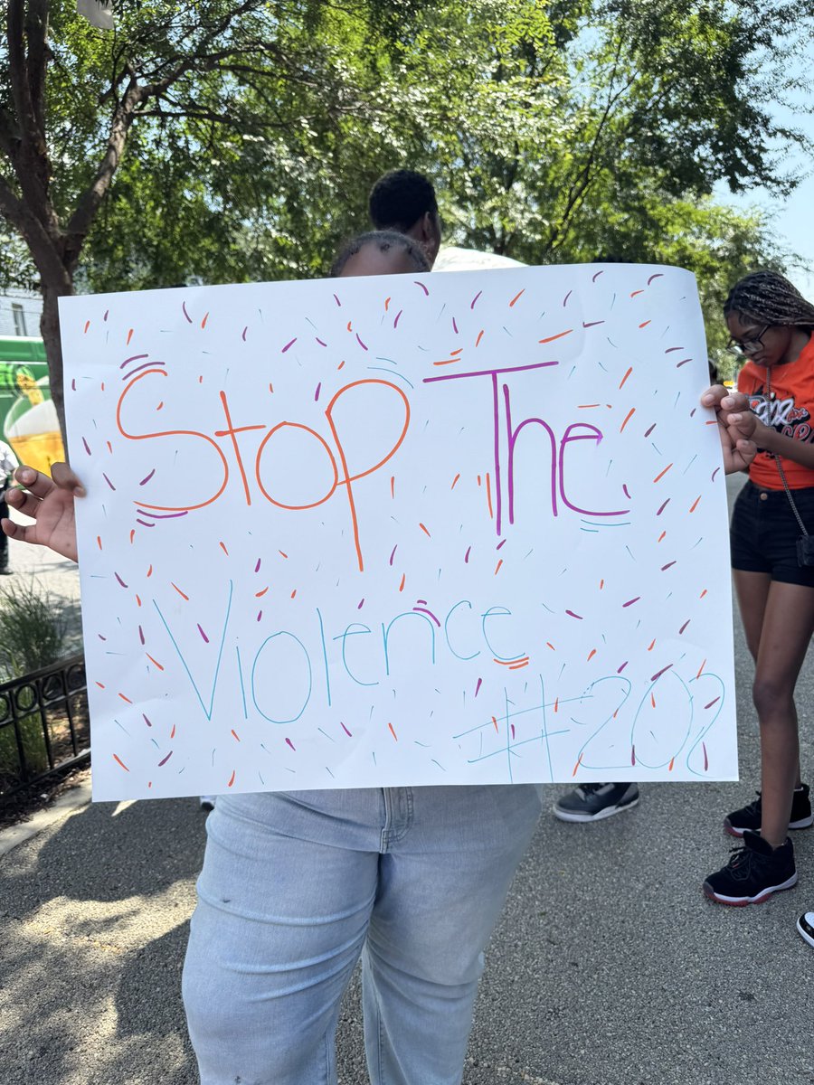 SafeDC's tweet image. We are inspired by our students! This afternoon, they marched and stepped in support of 202 for Peace at the Ward 7 walk and resource pop-up. Their voices matter and serve as motivation in our commitment to make the city safer.