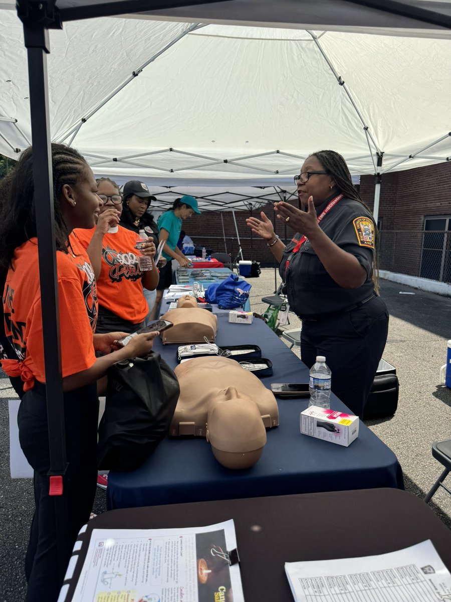 SafeDC's tweet image. We are inspired by our students! This afternoon, they marched and stepped in support of 202 for Peace at the Ward 7 walk and resource pop-up. Their voices matter and serve as motivation in our commitment to make the city safer.
