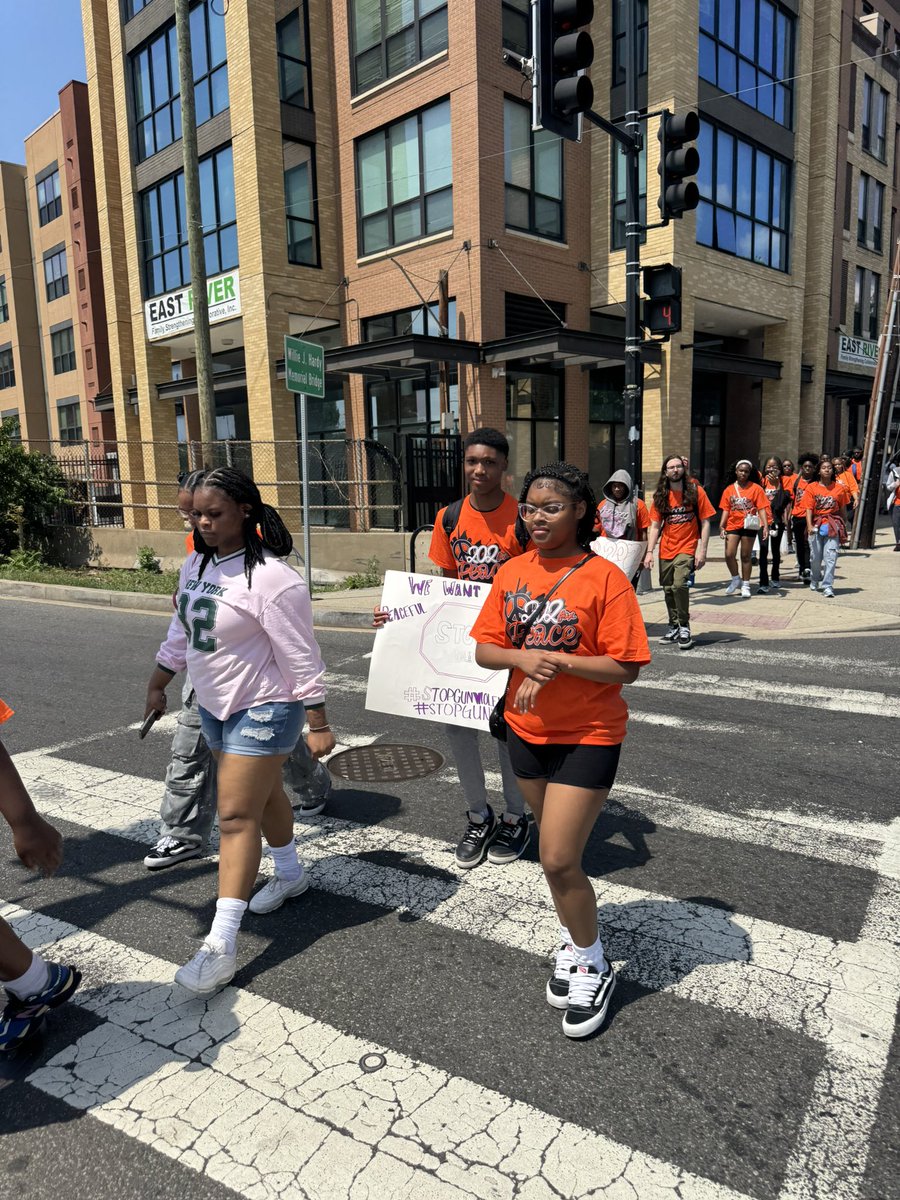 SafeDC's tweet image. We are inspired by our students! This afternoon, they marched and stepped in support of 202 for Peace at the Ward 7 walk and resource pop-up. Their voices matter and serve as motivation in our commitment to make the city safer.