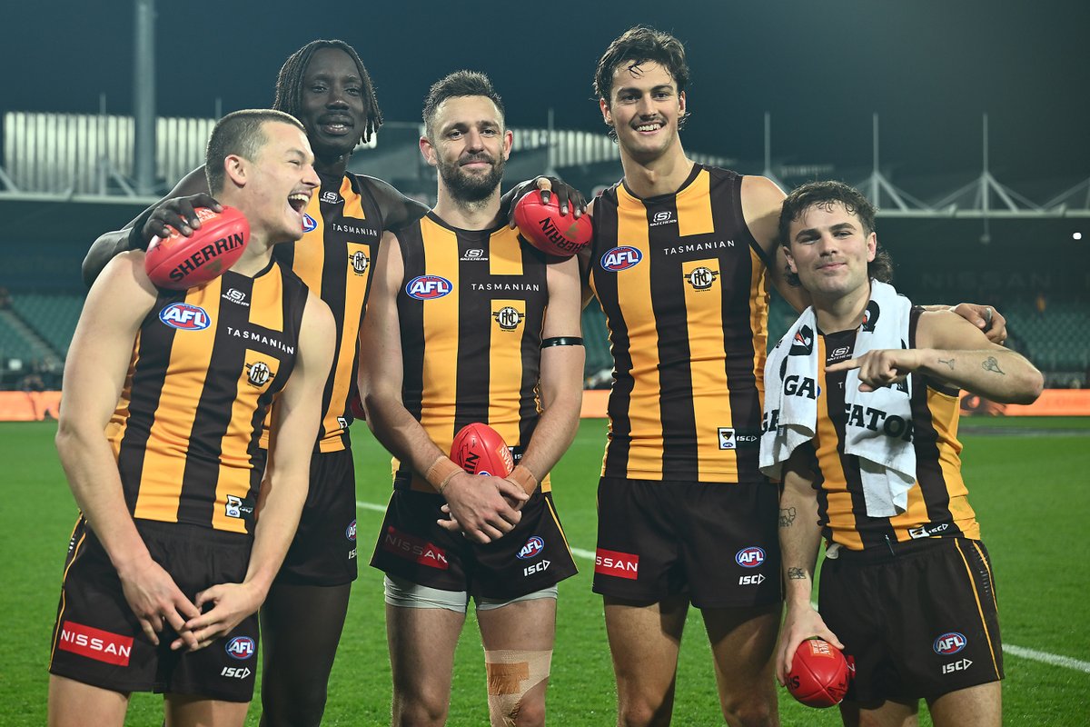 FOXFOOTY's tweet image. “We’re going to have to make some tough decisions going forward."
A selection squeeze is looming at the Hawks... and Sam Mitchell believes it's a good thing.
MORE >> bit.ly/46Y2FTS