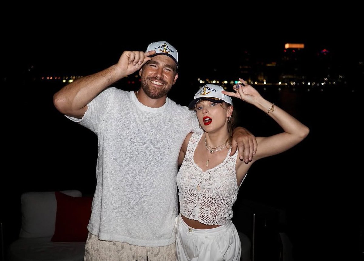 TayUpdatesARG's tweet image. 📸| Bueno @tkelce decidió servir contenido hoy 🥹💖