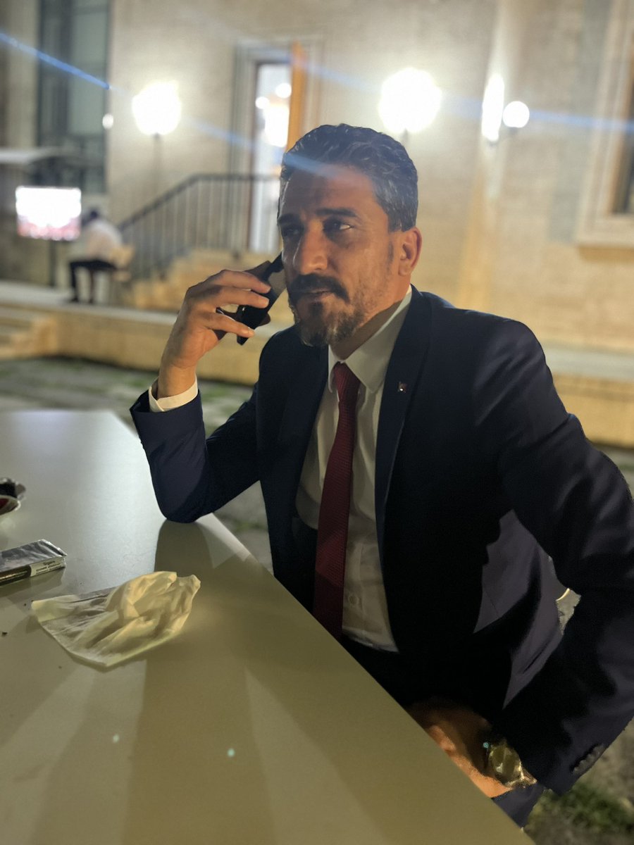 Gün batsa ne olur, geceyi onaran bir mimar vardır. Yenilgi yenilgi büyüyen bir zafer vardır. Sırların sırrına ermek için sende anahtar vardır. Göğsünde sürgününü geri çağıran bir damar vardır.Herşey nasip sadece sabretmek gerekir