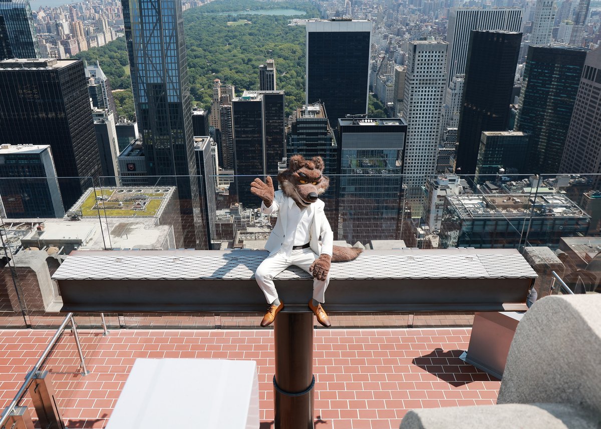 Dreamworks's tweet image. Nothing like a little fresh air and high-stakes planning.
Mr. Wolf hit @edgenyc to scout the city and plan his next escape 🕶️
Catch him in #TheBadGuys2 — in theaters August 1!