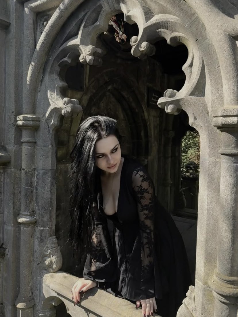 ⠀⠀⠀⠀⠀⠀⠀⠀⠀
                        ─ 𝕹𝖊𝖜 𝕻𝖔𝖘𝖙 ; 𝔇𝔞𝔫𝔦𝔢𝔩𝔩𝔢 ⛓
                    " This is what a princess looks
                                   like in her castle".

                                           #🤍🏰