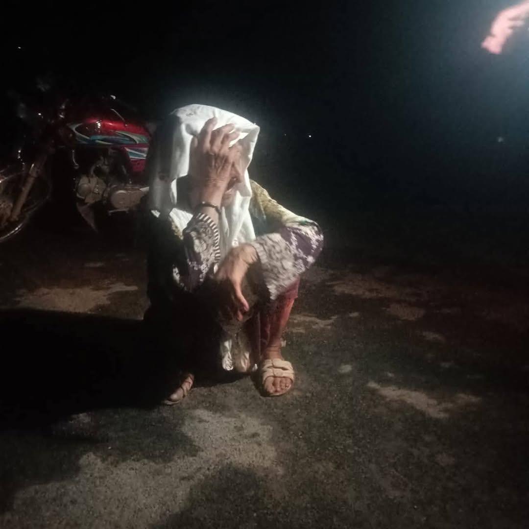 Aadiiroy2's tweet image. کمالیہ۔جکھڑ روڈ تھانہ بھسی کے قریب سڑک پر یہ ضعیف خاتون ملی ہے جوسڑک پر پاوں کے بل نیچے بیٹھ کر چل رہی ہے پاوں کے سہارے کھڑے ہو کر نہیں چل سکتی ذہنی توازن بھی درست نا ہے بڑی مشکل سے تصویریں لی گئی ہیں نا یہ بوڑھی خاتون کسی کیساتھ جانے کوتیار ہے اگر کسی کو اس کے بارے علم ہو…