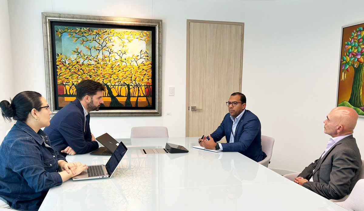 Secretaría de Inversiones Público - Privadas 🇪🇨 (@secretariaipp) on Twitter photo El secretario Byron Franco mantuvo una reunión con <a href="/JuanCarDeLaHoz/">Juan Carlos De La Hoz</a> y el equipo de <a href="/el_BID/">Banco Interamericano de Desarrollo</a> para continuar con la cooperación internacional y el apoyo en el desarrollo de los proyectos del #RegistroNacionalAPP.
#ElNuevoEcuadorNoSeDetiene 🇪🇨 El secretario Byron Franco mantuvo una reunión con <a href="/JuanCarDeLaHoz/">Juan Carlos De La Hoz</a> y el equipo de <a href="/el_BID/">Banco Interamericano de Desarrollo</a> para continuar con la cooperación internacional y el apoyo en el desarrollo de los proyectos del #RegistroNacionalAPP.
#ElNuevoEcuadorNoSeDetiene 🇪🇨
