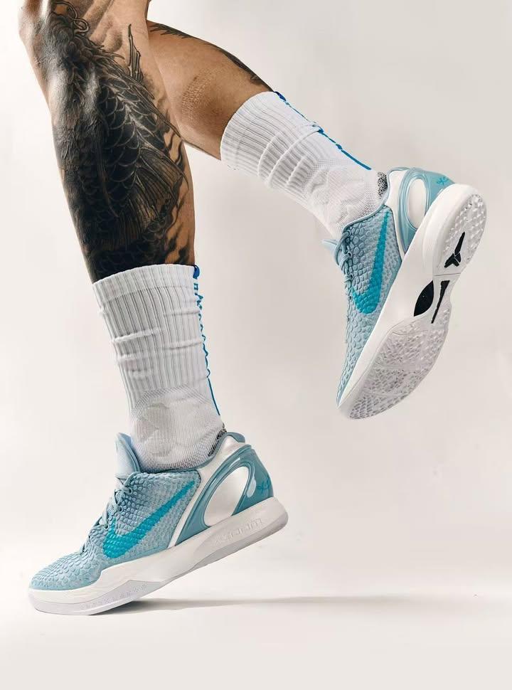 LaceLounge's tweet image. On-foot look at the Caitlin Clark x Nike Kobe 6 Protro “Light Armory Blue” ❄️💧 Expected to drop October 1st. Cop or drop? 💭

📸 via @hidefx.xxusa
#CaitlinClark #NikeKobe6 #Protro #SneakerDrop #KobeBryant #CopOrDrop #SneakerTwitter #LightArmoryBlue #WomensHoops #NikeBasketball