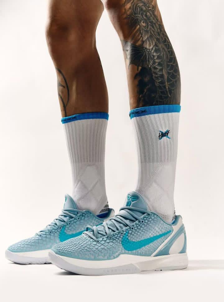 LaceLounge's tweet image. On-foot look at the Caitlin Clark x Nike Kobe 6 Protro “Light Armory Blue” ❄️💧 Expected to drop October 1st. Cop or drop? 💭

📸 via @hidefx.xxusa
#CaitlinClark #NikeKobe6 #Protro #SneakerDrop #KobeBryant #CopOrDrop #SneakerTwitter #LightArmoryBlue #WomensHoops #NikeBasketball