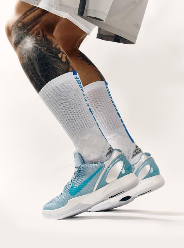 LaceLounge's tweet image. On-foot look at the Caitlin Clark x Nike Kobe 6 Protro “Light Armory Blue” ❄️💧 Expected to drop October 1st. Cop or drop? 💭

📸 via @hidefx.xxusa
#CaitlinClark #NikeKobe6 #Protro #SneakerDrop #KobeBryant #CopOrDrop #SneakerTwitter #LightArmoryBlue #WomensHoops #NikeBasketball
