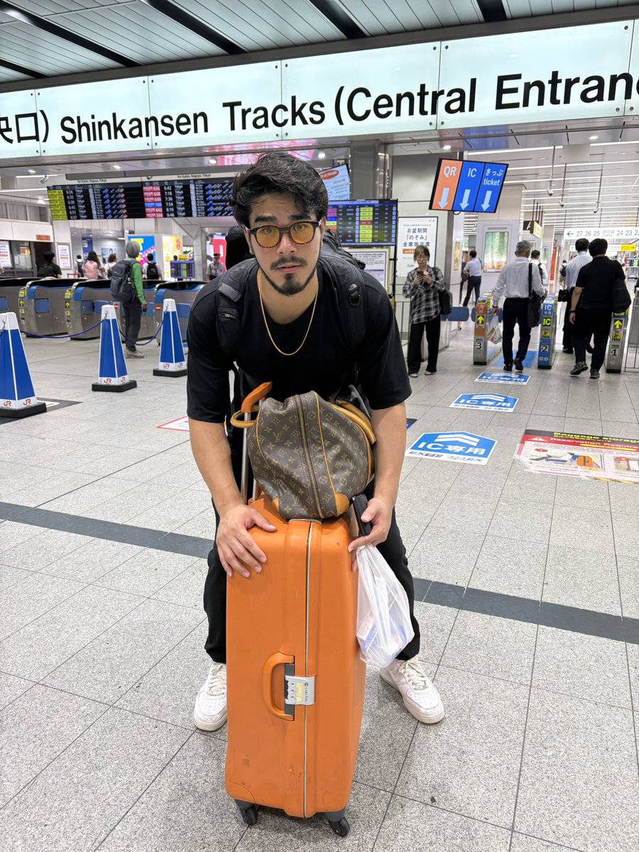Ds_ryu_'s tweet photo. 〜マニュエル旅立ちの日〜

大阪から福岡に羽ばたいて行きました！！！
福岡のみなさん大怪獣警報です。
フォルティチュード9.8の大怪獣です🦍

最後の言葉は『ぶち上げてくるわ』でした✨

#頑張ってな〜😭 https://t.co/uGj7WN401O