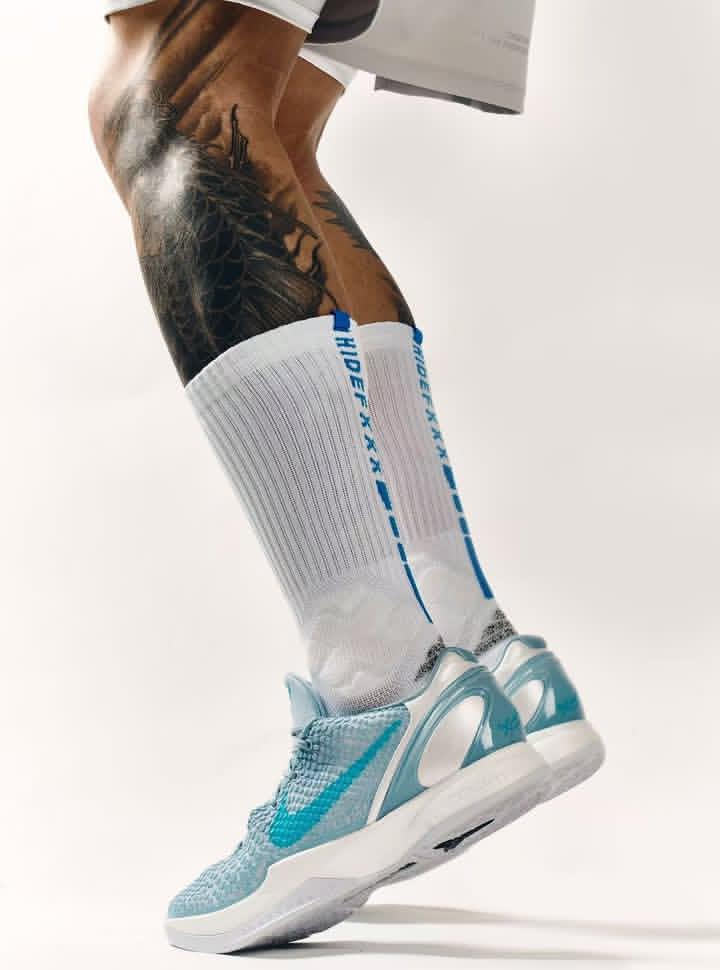 LaceLounge's tweet image. On-foot look at the Caitlin Clark x Nike Kobe 6 Protro “Light Armory Blue” ❄️💧 Expected to drop October 1st. Cop or drop? 💭

📸 via @hidefx.xxusa
#CaitlinClark #NikeKobe6 #Protro #SneakerDrop #KobeBryant #CopOrDrop #SneakerTwitter #LightArmoryBlue #WomensHoops #NikeBasketball
