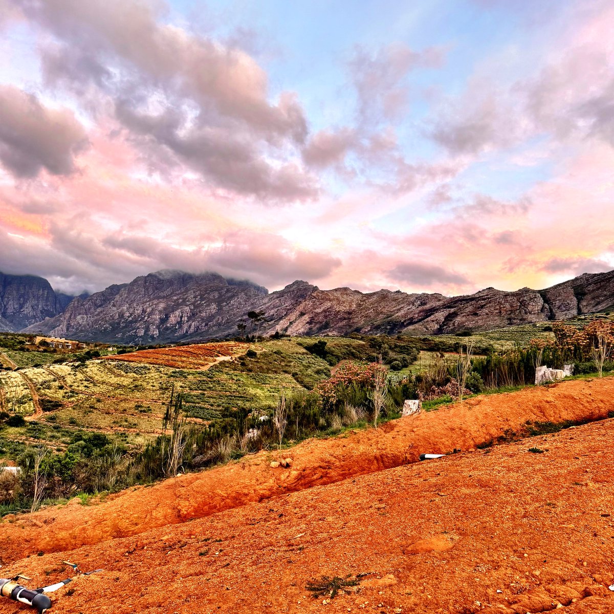 gregsherwoodmw's tweet image. I rarely travel to South Africa in the middle of their winter even though it’s the best time to see big game up north & also taste red wine down south in the Cape around a fire. 🔥 Incredible views, wines & hospitality tonight from Graham Weerts & his team at Capensis. 🍷🇿🇦