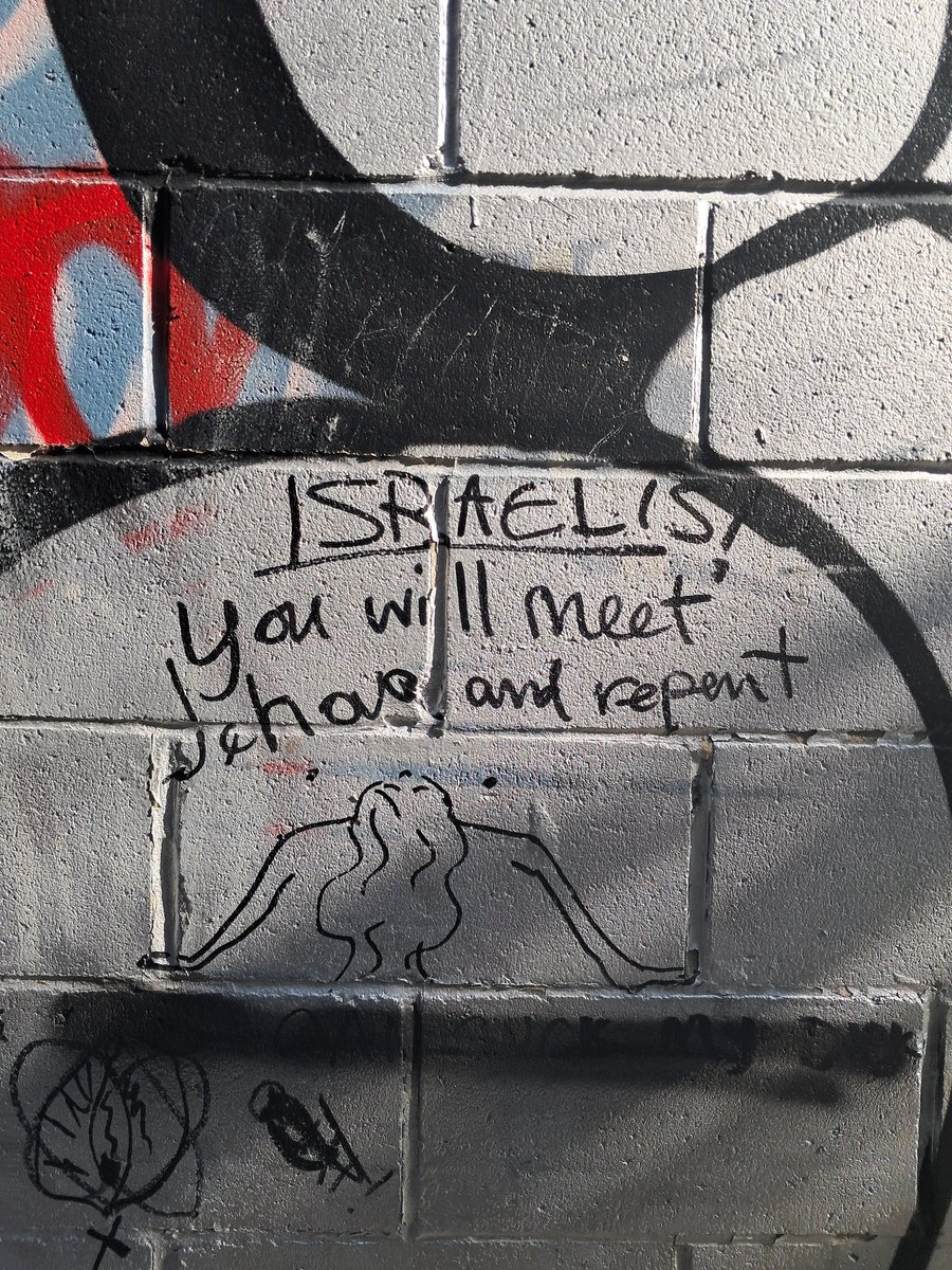 phobieie's tweet image. very obsessed with the graffiti on the side of my house