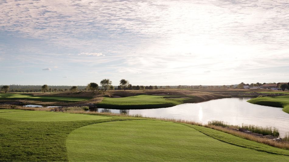 DaveHorsey's tweet photo. Privileged to be one of the first to play The Els Club, Vilamoura today in Portugal. Private club on the old Victoria layout, with a totally resigned back 9 and new bunkering and contouring on the front #ElsClubPortugal https://t.co/FNlC6kTPqq