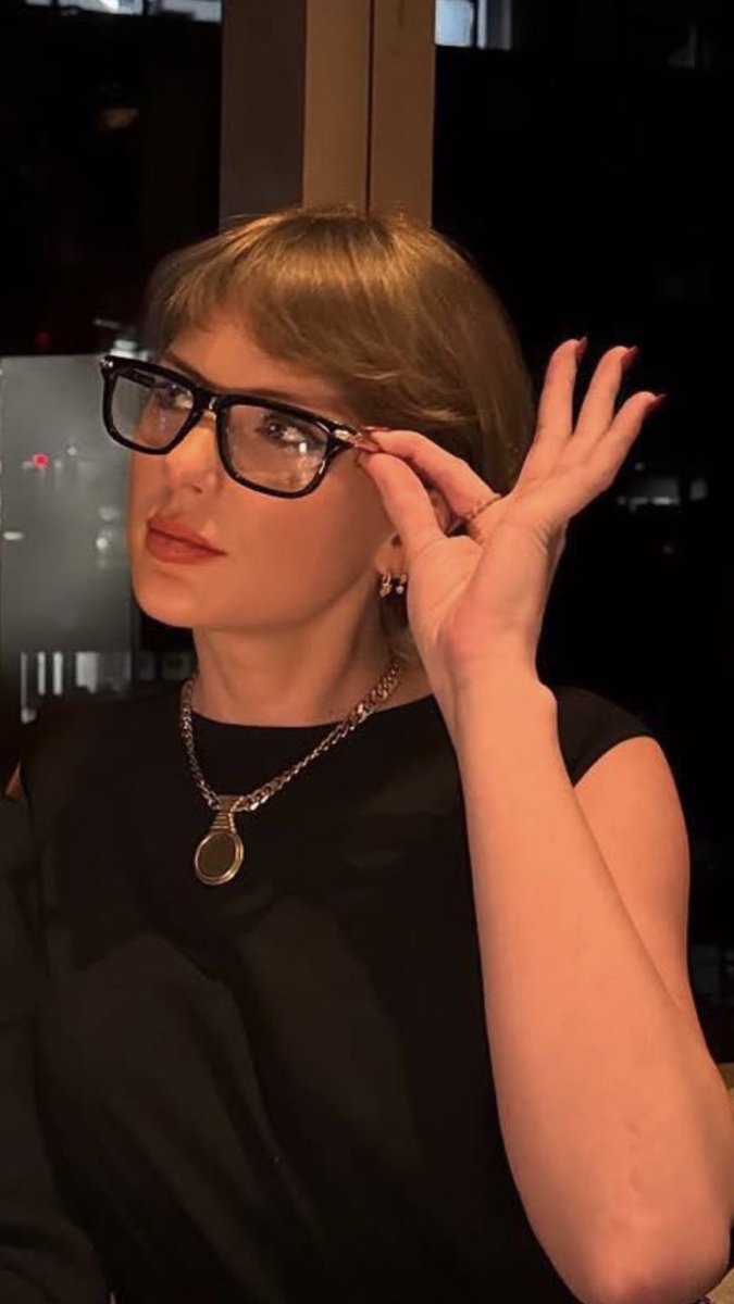 TayluhSwiff13's tweet image. Nerding out with Taylor swift