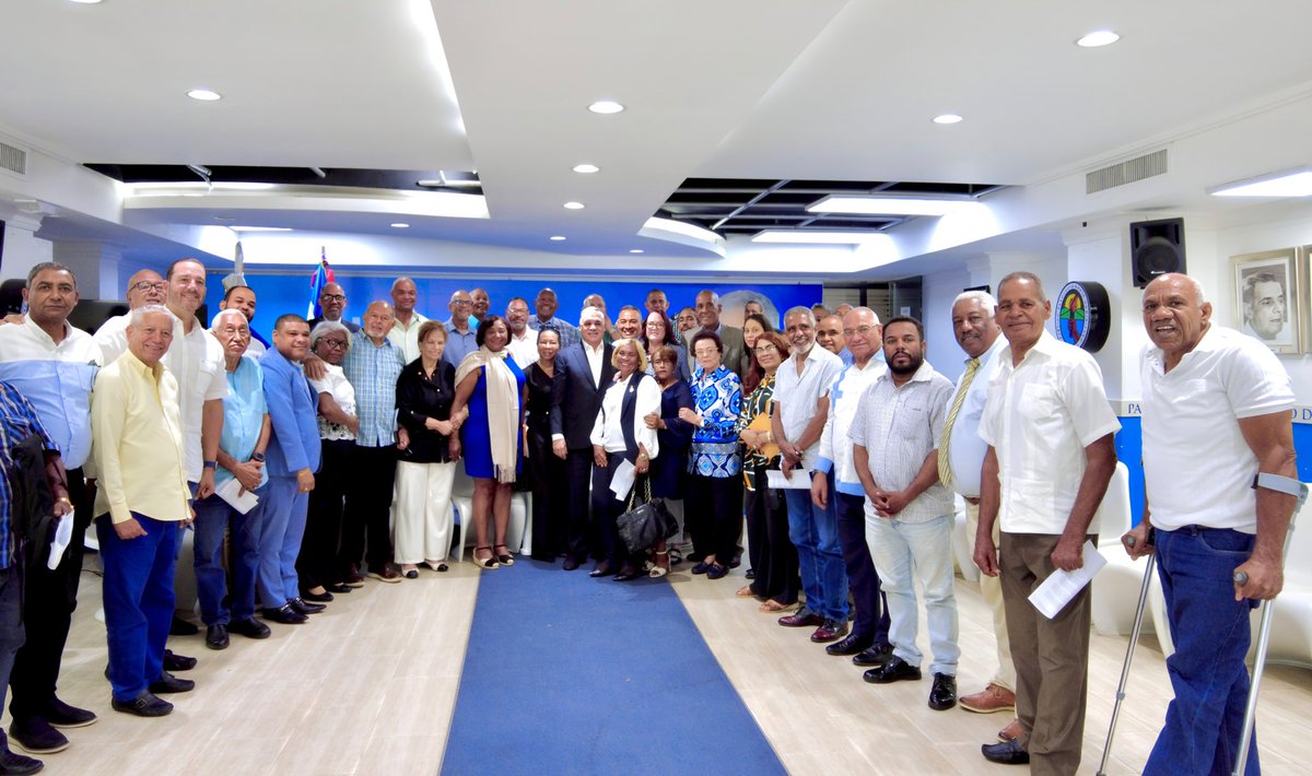Como parte del proceso de reorganización del PRD, sostuve un importante encuentro con presidentes provinciales y secretarios nacionales, fortaleciendo la estructura institucional del partido en todo el país. 🗳️🤝 

Destacamos avances en provincias como el Distrito Nacional, La