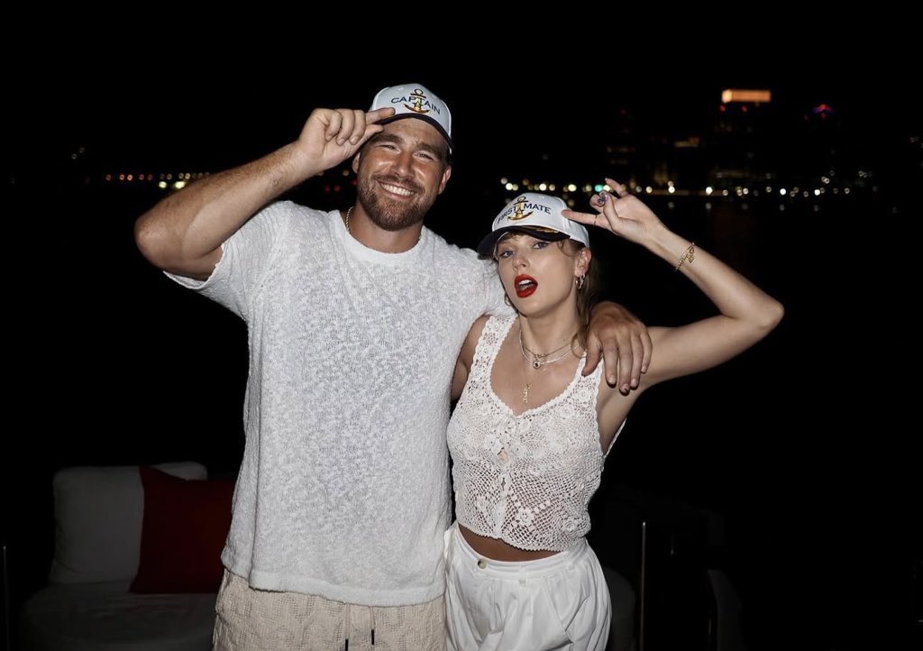 SwiftNYC's tweet photo. why am I giddy kicking my feet up in the air https://t.co/MfdY6qzqhi
