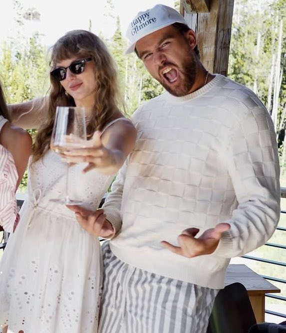 swiftarmy1989's tweet image. ALEXA PLAY SO HIGH SCHOOL VOLUME 130000 🥺🫶🏻🥺