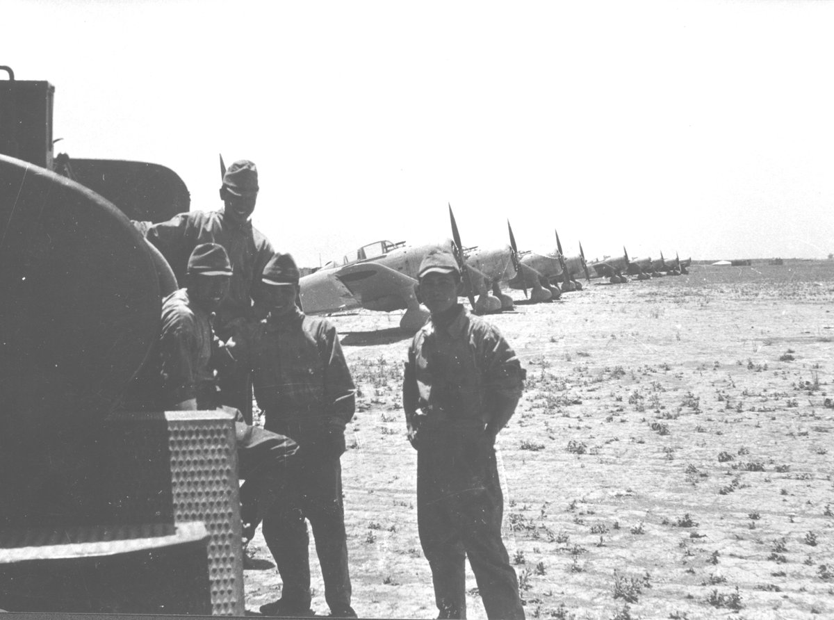 kerpanen's tweet image. P-40対九七戦
中国、ビルマでフライングタイガースと戦ったのは主に低速だが旋回性能抜群の九七戦だった
九七戦は上空を旋回するP-40が少しでも頭を下げたら急旋回で回避。P-40はそのまま下に突き抜けて行って余力上昇、また上空から隙を狙う
その繰り返しで落とされないが落とすこともできなかった