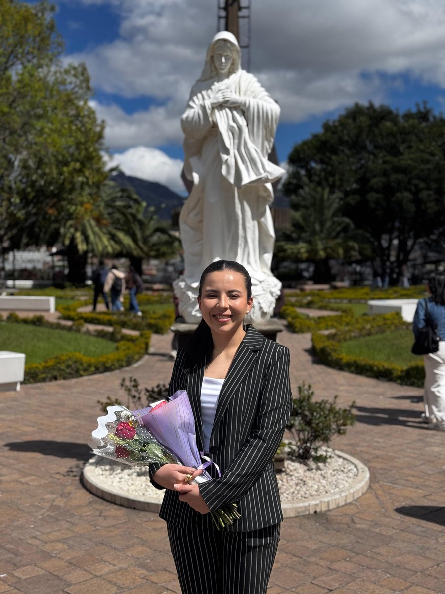 14Pia3's tweet photo. Terminaron las carreras hacia los buses... 
Gracias a Dios llegó a feliz término mi carrera universitaria, solo puedo decir que el Señor es un padre fiel que no abandona a sus hijos ✨ https://t.co/LwIxu8hjWS