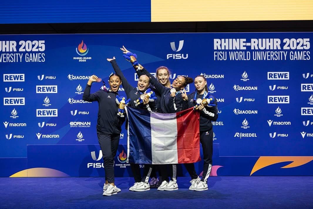 Des moments difficiles, des blessures, des arrêts de haut niveau, des reprises de blessures, des reprises vers le haut niveau… et puis un jour une médaille de bronze aux Jeux Mondiaux Universitaires. DINGUE ✨🇫🇷🥉