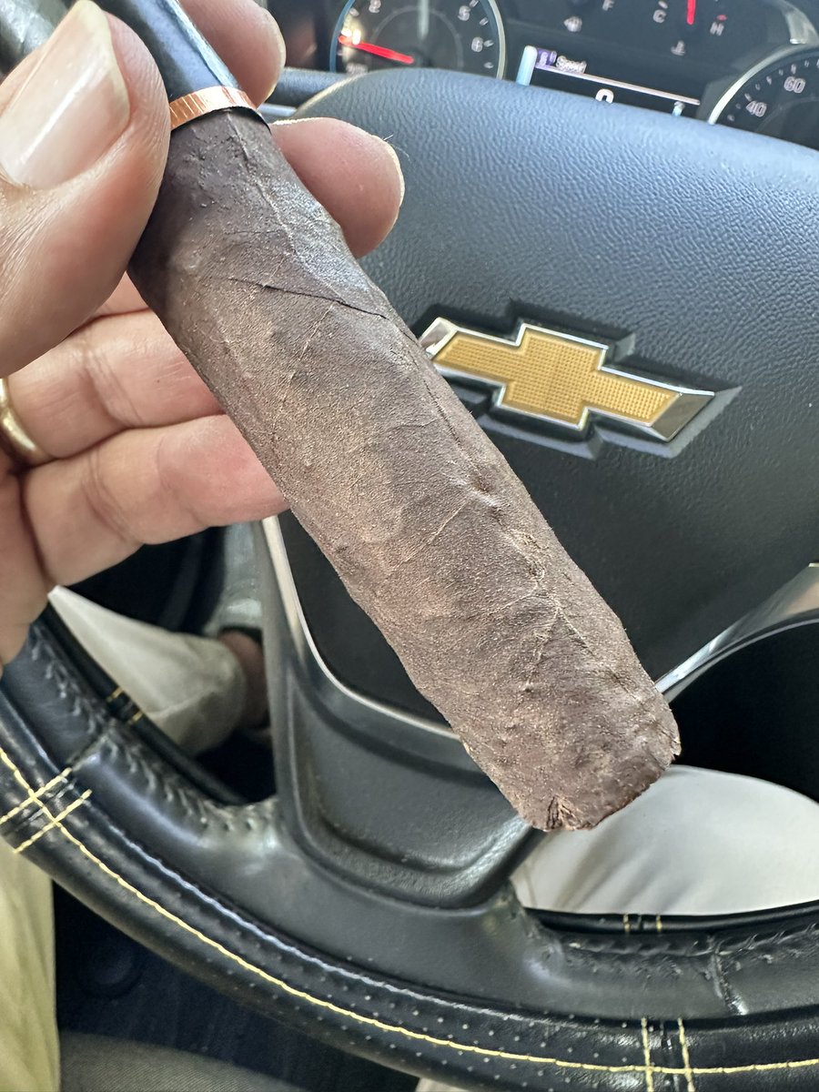 Sandrothebarber's tweet photo. @LaGloriaCubana you guys are really slipping on the quality of your cigars. Did you get rid of the inspector then inspects the cigars they used to be my number one. and it’s not the first time this might be the fifth time that I’ve gotten a poor quality Cigar. https://t.co/D8PG3zl0en