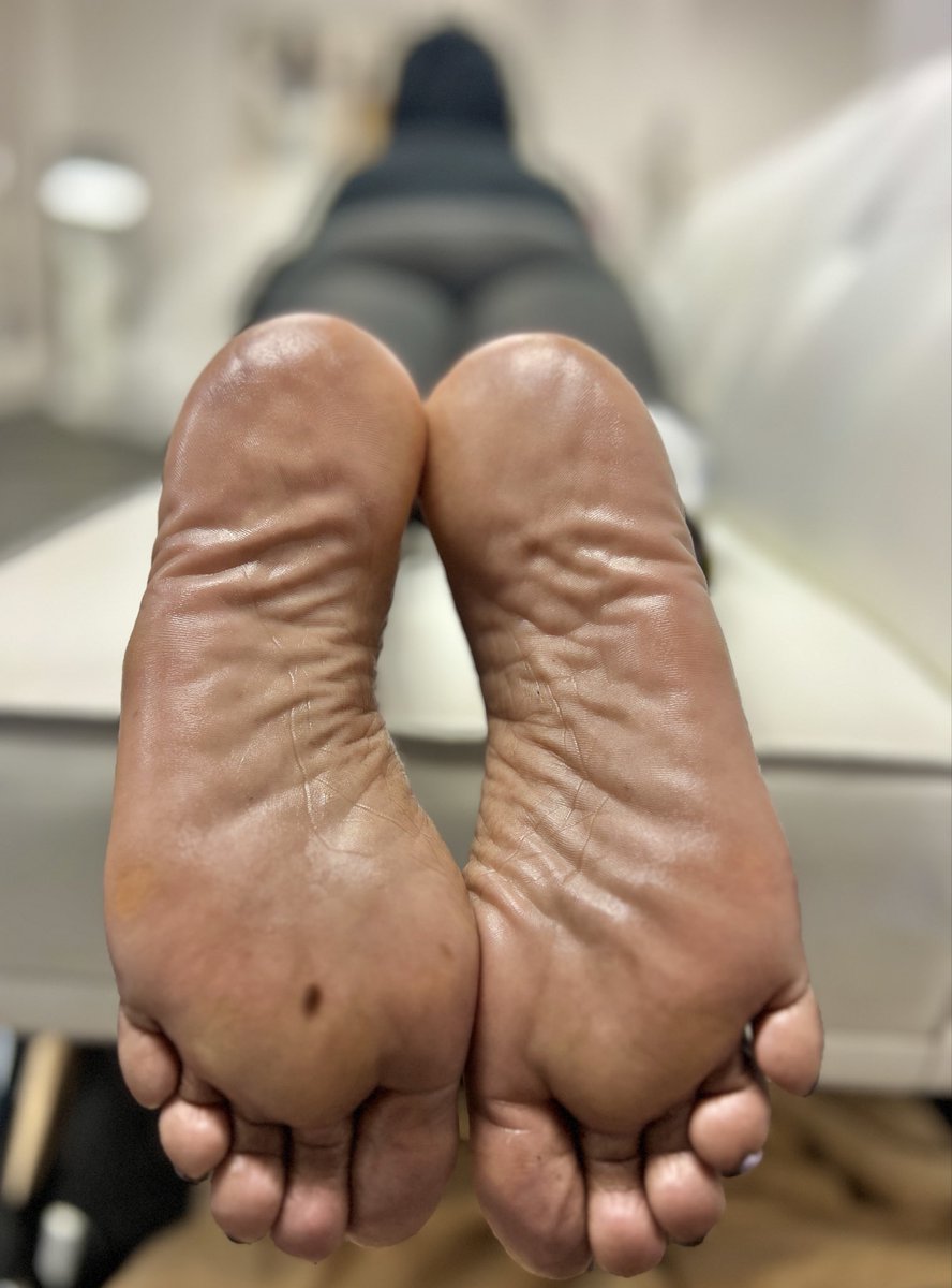 Check them mature soles out 📸 Think I should glaze them down? 💦🦶🏾