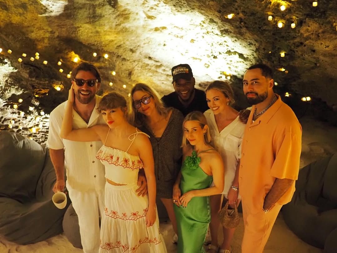📲 | Travis Kelce shares new photos with Taylor Swift and friends as they enjoy the off-season! 🤍