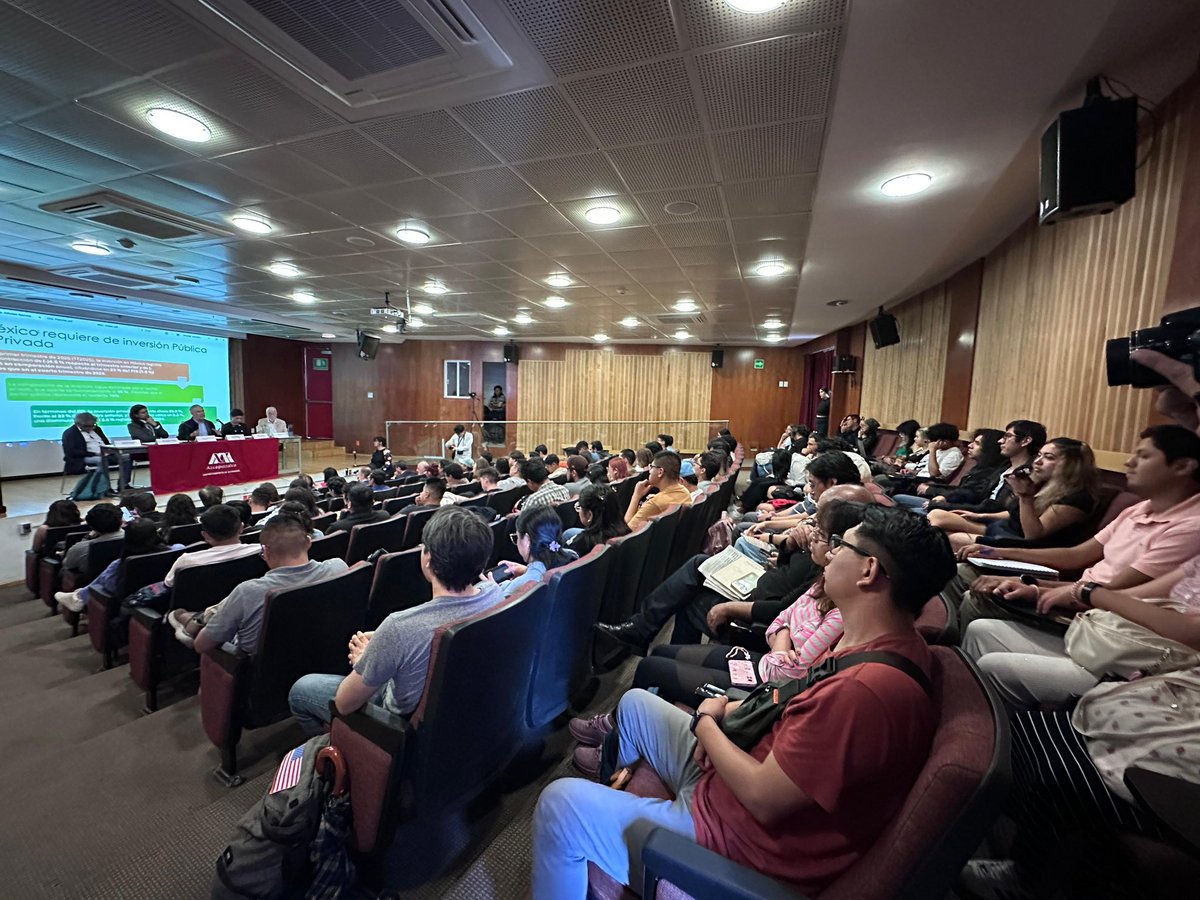 aramirezcuellar's tweet image. Gracias a las y los estudiantes de la @UAMAzcOficial por su valiosa participación en el Foro sobre Política Industrial. Su compromiso con el desarrollo del país da fuerza a iniciativas como la Ley de Infraestructura para el Bienestar.